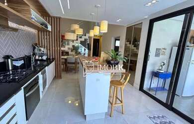 Imagem: A casa em condomínio possui 3 Dormitórios, 3 Banheiros, 4