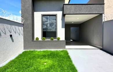 Imagem: A casa possui 3 Dormitórios, 2 Banheiros, 2 Vagas na garagem