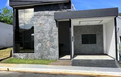 Imagem: A casa possui 3 Dormitórios, 3 Banheiros, 1 Vaga na garagem