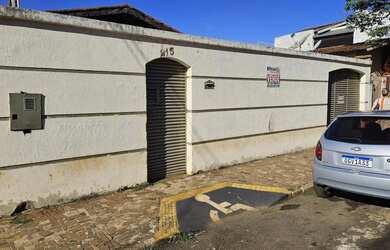 Imagem: A casa possui 4 Dormitórios, 3 Banheiros, 2 Vagas na garagem
