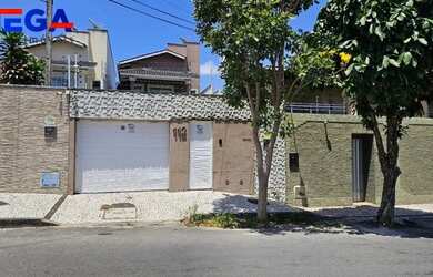 Imagem: A casa possui 4 Dormitórios, 5 Banheiros, 2 Vagas na garagem