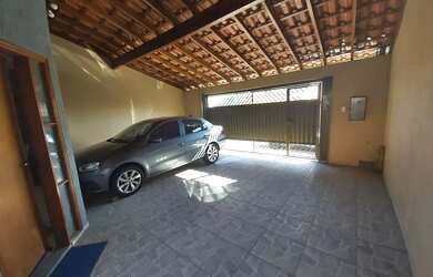 Imagem: A casa possui 2 Dormitórios, 1 Banheiro, 2 Vagas na garagem