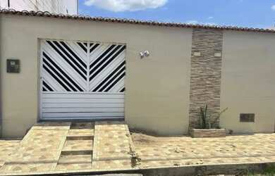 Imagem: A casa possui 3 Dormitórios, 2 Banheiros, 2 Vagas na garagem