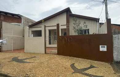 Imagem: A casa possui 2 Dormitórios, 1 Banheiro, 2 Vagas na garagem