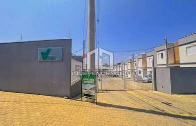 Imagem: A casa possui 2 Dormitórios, 1 Banheiro, 2 Vagas na garagem