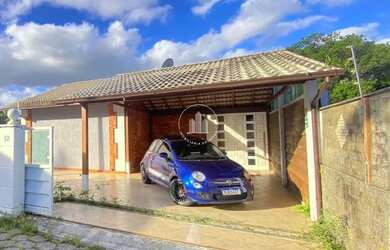 Imagem: A casa possui 3 Dormitórios, 2 Banheiros, 2 Vagas na garagem