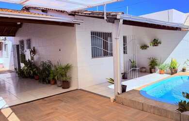 Imagem: A casa possui 3 Dormitórios, 2 Banheiros, 3 Vagas na garagem