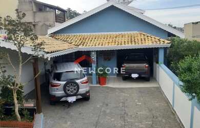 Imagem: A casa possui 3 Dormitórios, 2 Banheiros, 4 Vagas na garagem