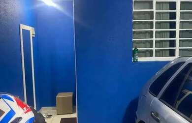 Imagem: A casa possui 2 Dormitórios, 2 Banheiros, 2 Vagas na garagem