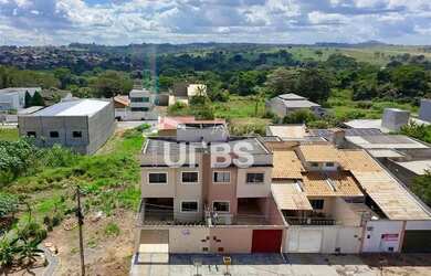Imagem: A casa possui 3 Dormitórios, 4 Banheiros, 2 Vagas na garagem