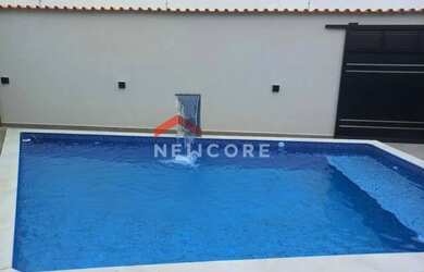 Imagem: A casa possui 3 Dormitórios, 3 Banheiros, 2 Vagas na garagem