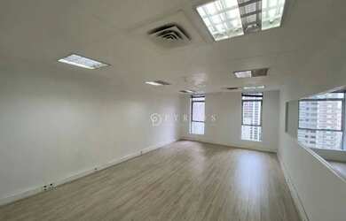 Imagem: O depósito possui 4 Vagas na garagem, 462m² de Área e está