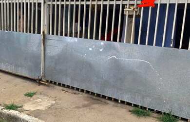 Imagem: A casa possui 2 Dormitórios, 2 Banheiros e 2 Vagas na garagem