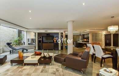 Imagem: A casa possui 3 Dormitórios, 3 Banheiros, 4 Vagas na garagem