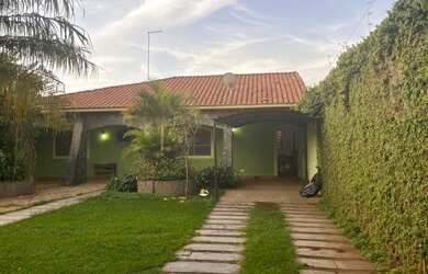 Imagem: A casa possui 3 Dormitórios, 2 Banheiros, 2 Vagas na garagem