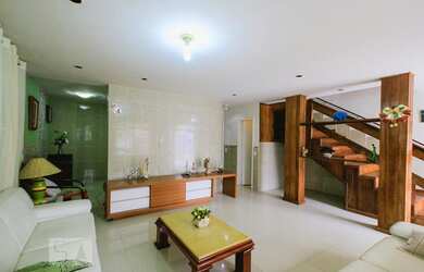 Imagem: A casa possui 3 Dormitórios, 5 Banheiros, 1 Vaga na garagem