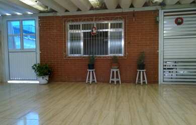 Imagem: A casa possui 2 Dormitórios, 1 Banheiro, 3 Vagas na garagem