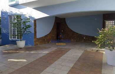 Imagem: A casa possui 4 Dormitórios, 3 Banheiros, 4 Vagas na garagem