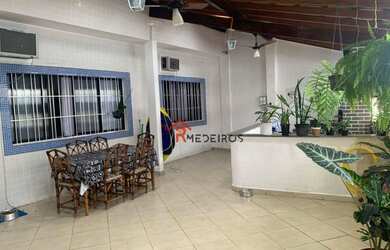 Imagem: A casa possui 3 Dormitórios, 2 Banheiros, 3 Vagas na garagem