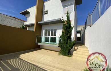 Imagem: A casa possui 3 Dormitórios, 3 Banheiros, 2 Vagas na garagem