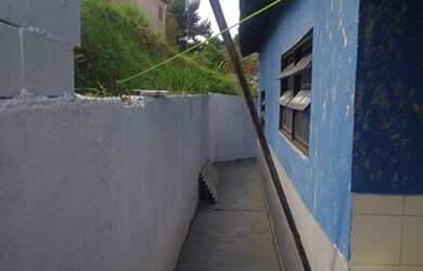 Imagem: A casa possui 2 Dormitórios, 1 Banheiro, 2 Vagas na garagem