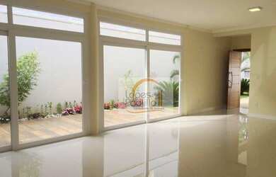 Imagem: A casa possui 3 Dormitórios, 4 Banheiros, 4 Vagas na garagem