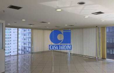 Imagem: O depósito possui 5 Vagas na garagem, 204m² de Área e está