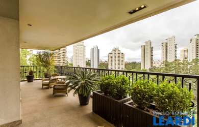 Imagem: O apartamento possui 4 Dormitórios, 5 Banheiros, 5 Vagas na