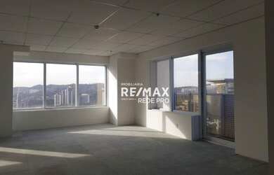 Imagem: O depósito possui 3 Vagas na garagem, 140m² de Área e está