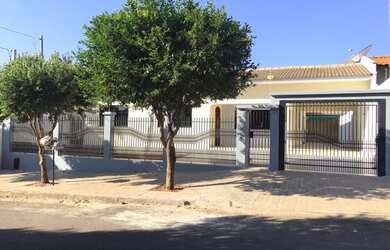 Imagem: A casa possui 5 Dormitórios, 4 Banheiros, 4 Vagas na garagem