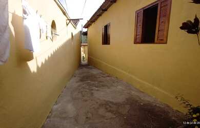 Imagem: A casa possui 2 Dormitórios, 1 Banheiro, 1 Vaga na garagem