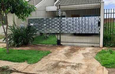 Imagem: A casa possui 3 Dormitórios, 2 Banheiros, 1 Vaga na garagem