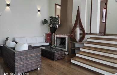 Imagem: A casa possui 3 Dormitórios, 5 Banheiros, 4 Vagas na garagem