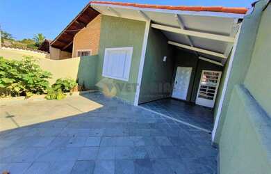 Imagem: A casa possui 2 Dormitórios, 1 Banheiro, 2 Vagas na garagem