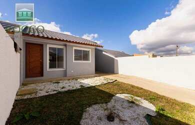 Imagem: A casa possui 2 Dormitórios, 1 Banheiro, 2 Vagas na garagem