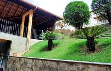 Imagem: A casa possui 4 Dormitórios, 3 Banheiros, 2 Vagas na garagem