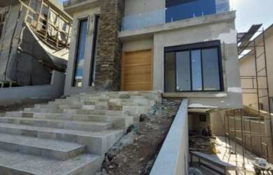 Imagem: A casa em condomínio possui 4 Dormitórios, 5 Banheiros, 5