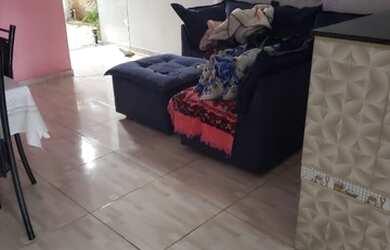 Imagem: A casa possui 3 Dormitórios, 1 Banheiro, 1 Vaga na garagem