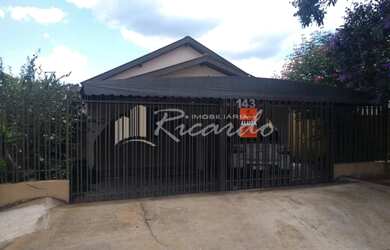 Imagem: A casa possui 2 Dormitórios, 1 Banheiro, 2 Vagas na garagem