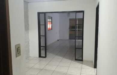 Imagem: A casa possui 2 Dormitórios, 2 Banheiros, Varanda e está