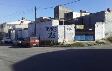 Imagem: A casa possui 2 Dormitórios, 2 Banheiros, 2 Vagas na garagem