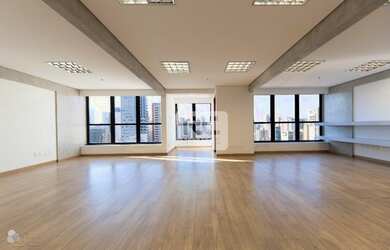 Imagem: O depósito possui 2 Vagas na garagem e 138m² de Área e está