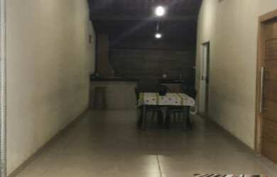 Imagem: A casa possui 3 Dormitórios, 2 Banheiros, 3 Vagas na garagem