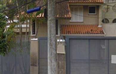 Imagem: A casa possui 4 Dormitórios, 3 Banheiros, 5 Vagas na garagem