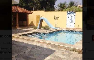 Imagem: A casa possui 3 Dormitórios, 4 Banheiros, 4 Vagas na garagem