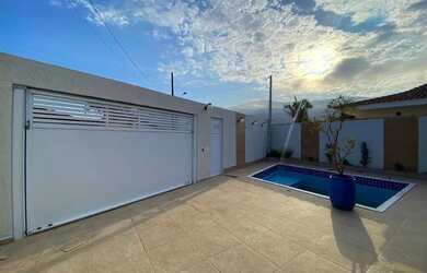 Imagem: A casa possui 3 Dormitórios, 4 Banheiros, 3 Vagas na garagem