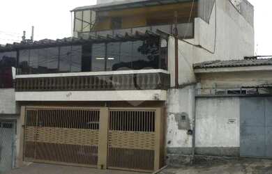 Imagem: A casa possui 3 Dormitórios, 2 Banheiros, 3 Vagas na garagem