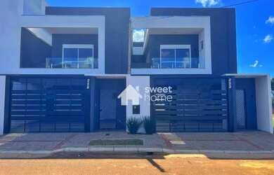 Imagem: A casa possui 3 Dormitórios, 2 Banheiros, 2 Vagas na garagem