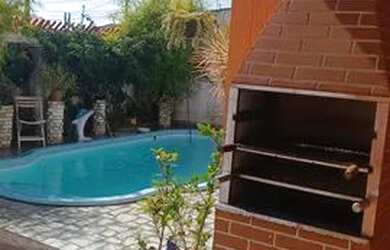 Imagem: A casa possui 2 Dormitórios, 1 Banheiro, 2 Vagas na garagem