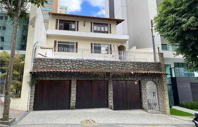 Imagem: A casa possui 4 Dormitórios, 3 Banheiros, 3 Vagas na garagem